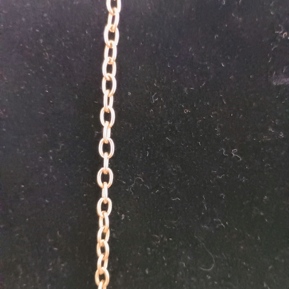 Elegant Green Necklace with Gold Accents - Picture 3 of 4